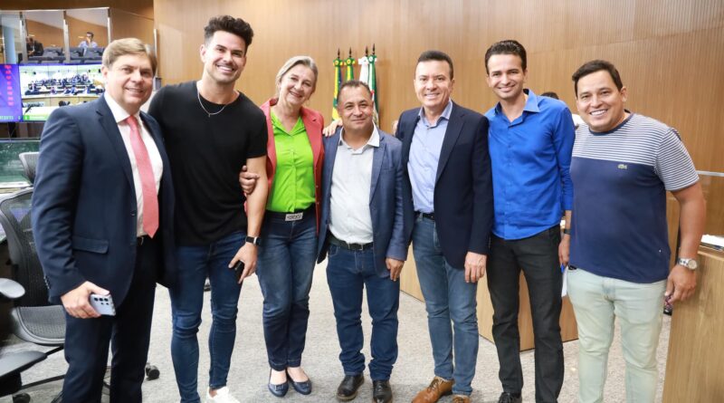 Carlinho do Mangão na Assembleia Legislativa do Estado, onde reuniu-se com o presidente da casa, Bruno Peixoto acompanhado do cantor Gabriel Gava. Reuniu0se ainda com os deputados Wilde Cambão, Dra. Zeli, Veter Martins e Delegado Eduardo Prado para discutir melhorias para as cidades do entorno.