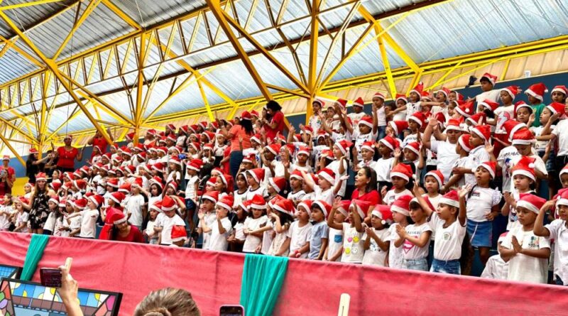 No último Momento Cívico desse ano, a Prefeitura reuniu crianças das escolas municipais para a Cantata de Natal