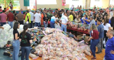 Centenas de crianças foram presenteadas com carrinhos, bolas, bonecas e kits de cozinha, na ação