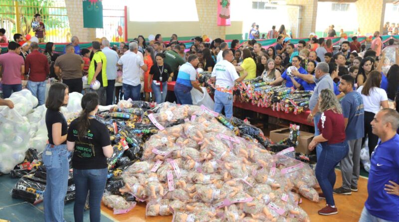 Centenas de crianças foram presenteadas com carrinhos, bolas, bonecas e kits de cozinha, na ação