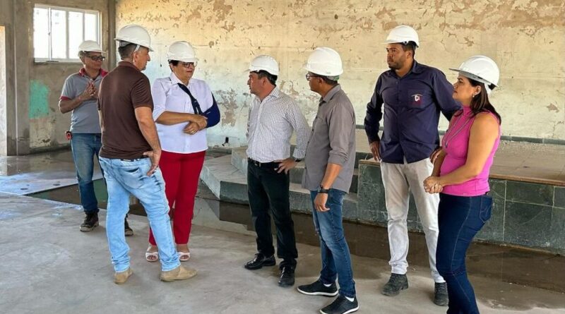 O prefeito Pábio Mossoró iniciou essa quarta-feira, (06), com muita dedicação e trabalho. Visitando escolas municipais, vistoriando obras da UPA - Unidade de Pronto Atendimento do Marajó e do CIEI - Centro Integrado de Educação Inclusiva, na Etapa A