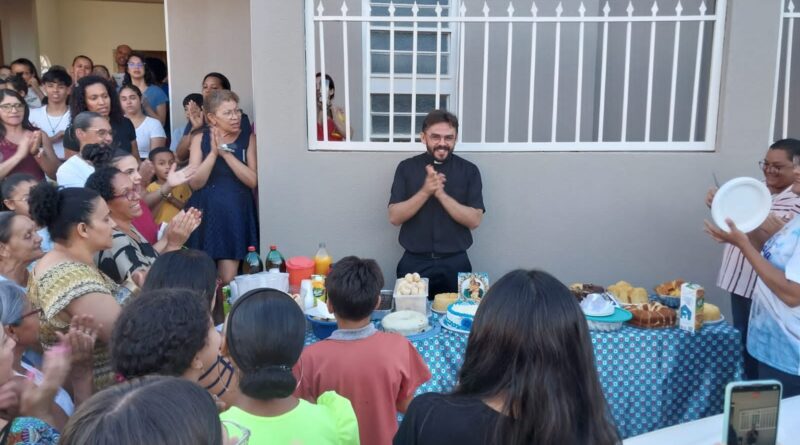 Paroquianos comemoram os seis anos de ordenação sacerdotal do Padre José Flávio