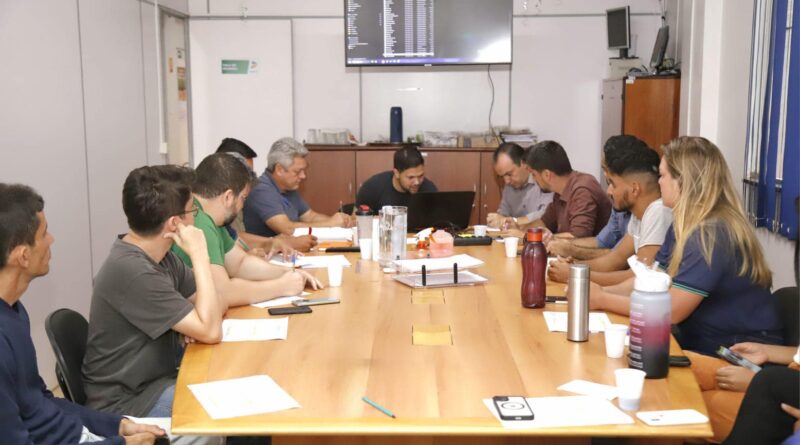 Prefeito realiza reunião com servidores da Secretaria de Infraestrutura