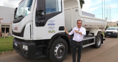 Valparaíso ganha um caminhão basculante adquirido por meio de uma emenda do senador Jorge Kajuru