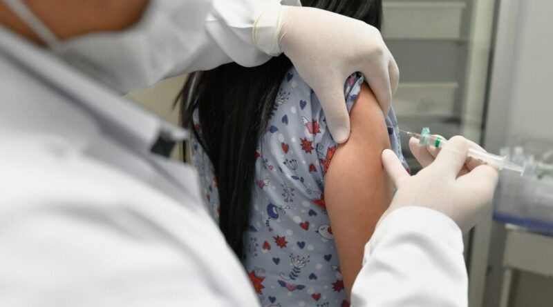 Objetivo é começar em fevereiro a vacinação em crianças e adolescentes com idades entre 10 e 14 anos (Foto: Iron Braz)