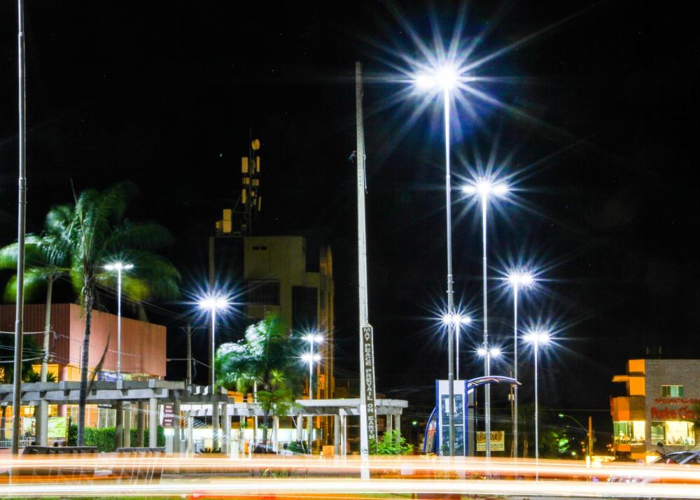 Iluminação da cidade renovada e modernizada com lâmpadas de LED