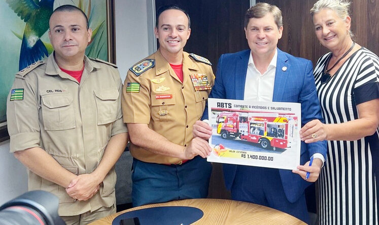 A deputada estadual Dra. Zeli (UB) recebeu junto com o presidente da ALEGO, deputado Bruno Peixoto, o comandante-geral do Corpo de Bombeiros Militar, coronel Washington Vaz, acompanhado do coronel Reis, na Assembleia Legislativa do Estado de Goiás.