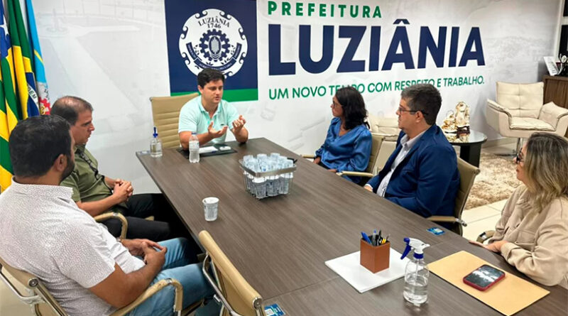Reunião do prefeito de Luziânia, Diego Sorgatto, onde onde explanou sobre o programa Tarifa Zero, para a secretária do Entorno, Caroline Fleury