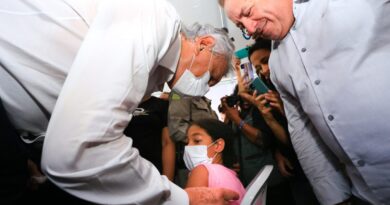 No lançamento da ação em Goiás, governador Ronaldo Caiado aplica a primeira dose da vacina Qdenga (Foto: Wesley Costa)
