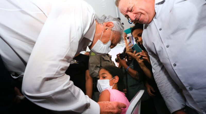 No lançamento da ação em Goiás, governador Ronaldo Caiado aplica a primeira dose da vacina Qdenga (Foto: Wesley Costa)