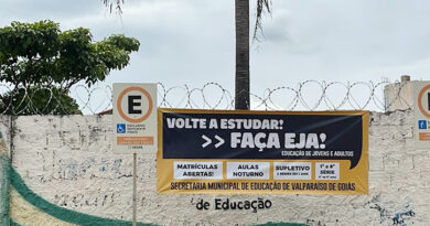 EJA é a sigla de Educação de Jovens e Adultos, uma modalidade de ensino destinada ao público que não completou, abandonou ou não teve acesso à educação formal na idade apropriada