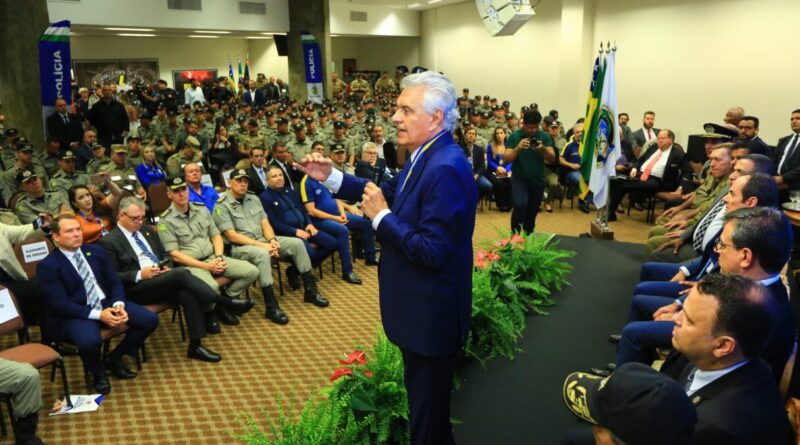 Governador Ronaldo Caiado em evento com oficiais militares e representantes da área de Segurança Pública: “Não existe Estado Democrático de Direito sem segurança pública” (Foto: Wesley Costa)