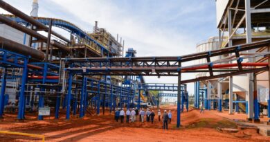 Governador Ronaldo Caiado visita usina de etanol inaugurada em Aporé, no ano passado: alta na geração de empregos reflete sucesso de políticas públicas (Foto: Wesley Costa)