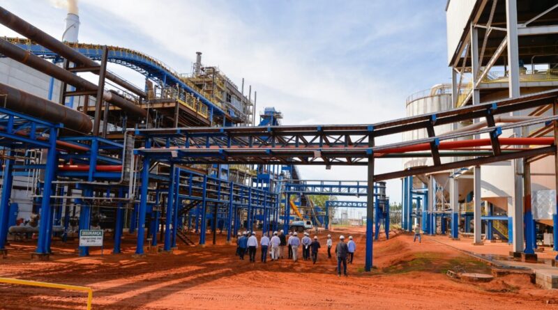 Governador Ronaldo Caiado visita usina de etanol inaugurada em Aporé, no ano passado: alta na geração de empregos reflete sucesso de políticas públicas (Foto: Wesley Costa)