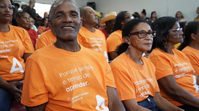 Turma da alfabetização em família na cidade de Cavalcante (Foto: Seduc)