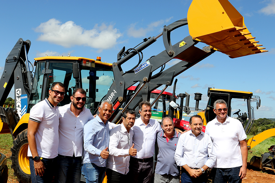 Além da entrega da quadra poliesportiva, prefeito Fábio Correa e deputado Adriano do Baldy apresentaram novas máquinas
