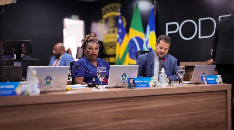 A vereadora Professora Elenir, como pertencente à categoria, manifestou sua satisfação com a primeira etapa de aprovação do projeto,