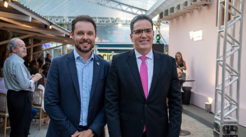 Léo Macário Diogo Mafia (diretor-presidente do Sicoob UniCentro Br) e Jales Mendonça (presidente do IHGG)