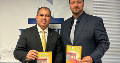 O presidente do INMETRO, Márcio André Oliveira Brito (e), e o presidente da FENIVE, Everton Pedroso (d), assinaram um termo de cooperação para ampliar a segurança das instalações de GNV. Divulgação