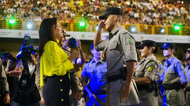 Primeira-dama Gracinha Caiado representa o governador na solenidade de formatura dos novos PMs: “Com a vitória de vocês quem ganha é toda a sociedade” (Fotos: Hegon Correa e Adalberto Silva)