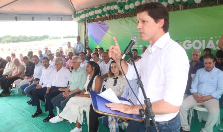 Vice-governador Daniel Vilela participa de entrega de 50 casas do Programa Pra Ter Onde Morar, em Palmeiras de Goiás/Foto: Jota Eurípedes