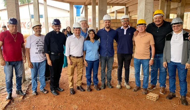 Representantes do Governo Municipal e lideranças fazem uma visita às obras do IPASVAL