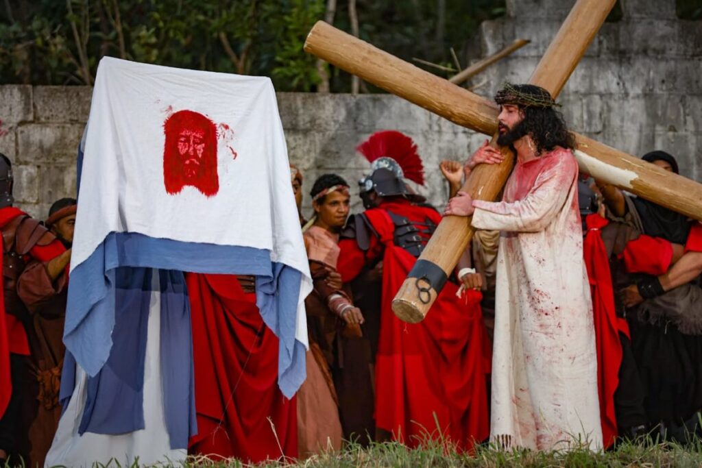 Fé e emoção marcam encenação da Paixão de Cristo, no Morro da Capelinha -  Jornal O Despertar