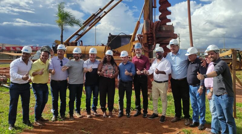 Representantes do governo municipal vistoriam obras do Viaduto da BR 040