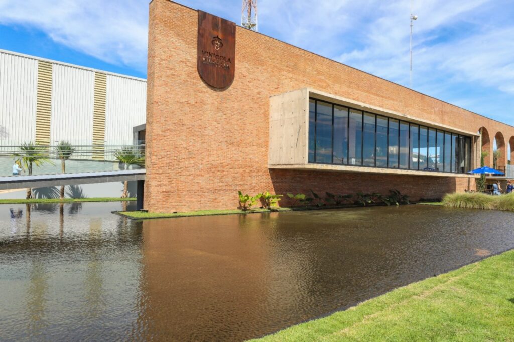 A arquitetura da vinícola remete a elementos típicos de Brasília: concreto, arcos e espelho d’água