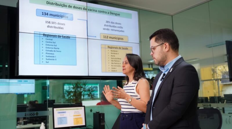 Superintendente de Vigilância em Saúde da SES, Flúvia Amorim, anuncia ampliação da vacinação contra a dengue para todo o estado (Foto: SES)