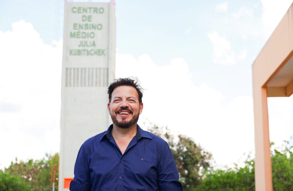 Wesley Chagas, vice-diretor do CEM JK, se orgulha de fazer parte da equipe da primeira escola inaugurada em Brasília | Foto: Felipe de Noronha/SEEDF