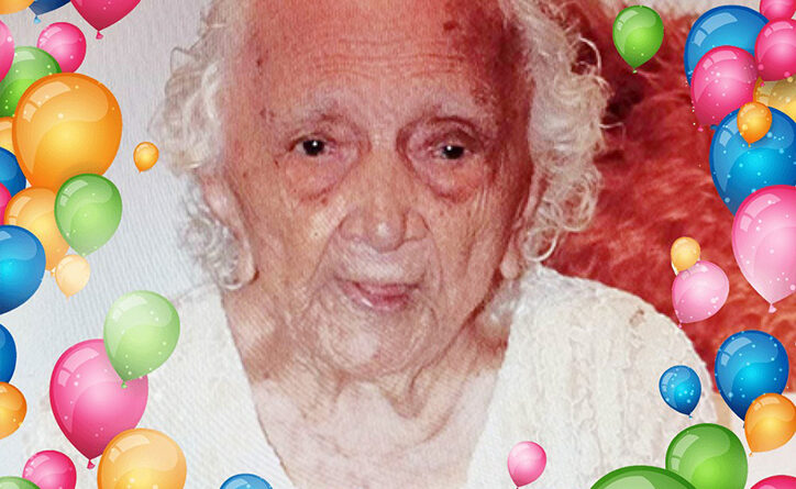 Com um sorriso gentil, a dona Rita Francisca está completando seu centésimo aniversário cercada pelo carinho da familia