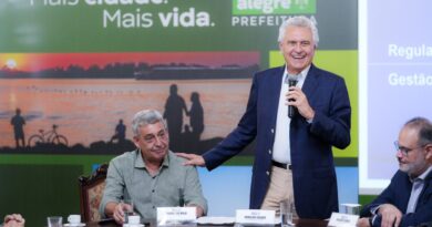 Governador durante assinatura de protocolo de intenções com a prefeitura de Porto Alegre: objetivo é diminuir filas de internação e de cirurgias no estado (Foto: Junior Guimarães)