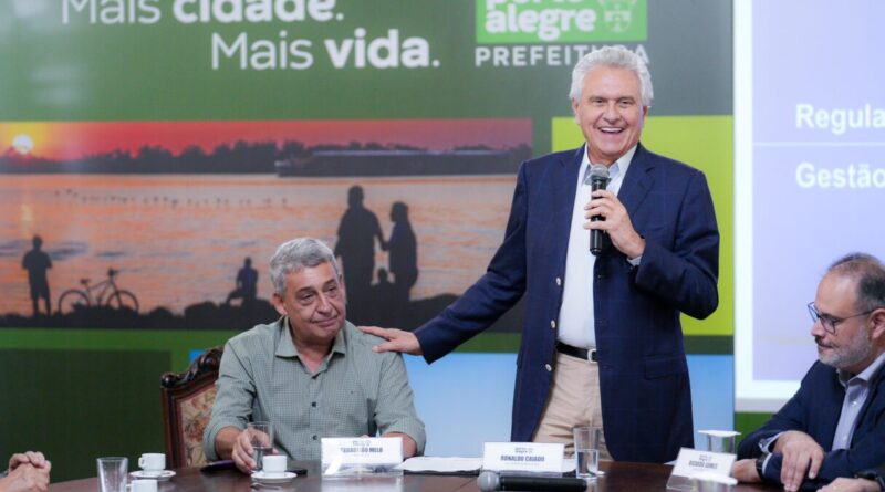 Governador durante assinatura de protocolo de intenções com a prefeitura de Porto Alegre: objetivo é diminuir filas de internação e de cirurgias no estado (Foto: Junior Guimarães)