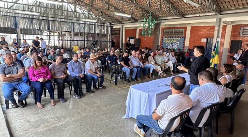 O prefeito em exercício, Lula Viana, gestores municipais, servidores e a comunidade se reuniram no Bairro Mesquita para a realização do Momento Cívico