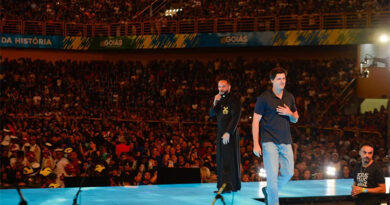 Vice-governador Daniel Vilela sobe ao palco do Totus Tuus e coloca estádio Serra Dourada à disposição para edição de 2025. (Foto: Lucas Diener)