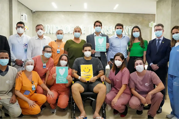 Profissionais do HGG e Patrick Brunner, primeiro paciente submetido a transplante de medula óssea bem-sucedido na rede pública estadual de Goiás (Fotos: Iron Braz/SES)