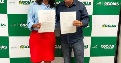 Caroline Fleury e Fauzi Nacfur Júnior em assinatura de Acordo de Cooperação Técnica pelas vias do Entorno