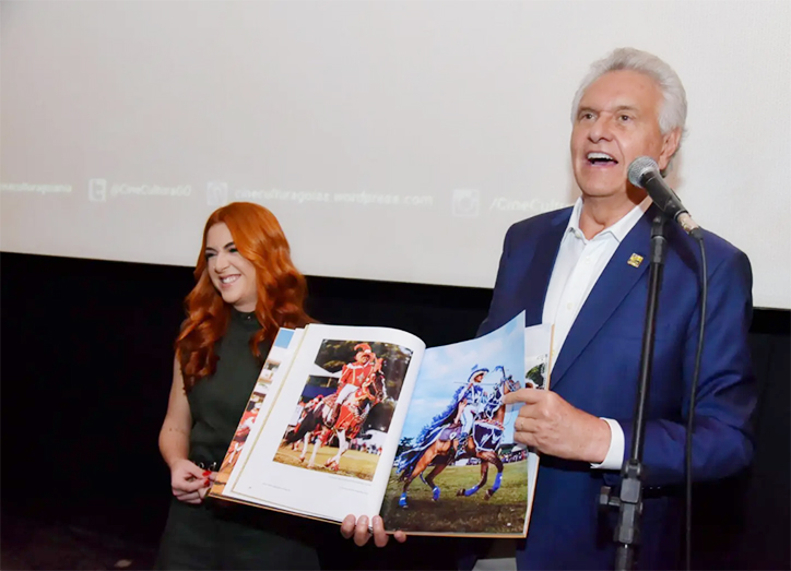 Fotolivro Circuito das Cavalhadas, produzido pela Secult-GO, traz mapa das localidades que realizam os festejos, além de informações e curiosidades sobre o assunto (Fotos: André Saddi e Rômulo Carvalho)