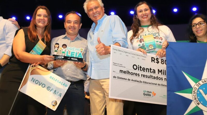 Caiado entrega premiação a 150 escolas públicas municipais vencedoras do Prêmio Leia 2024. Entrega simbólica dos cheques foi realizada no Centro de Convenções, em Anápolis. Ao todo, foram distribuídos R$ 18 milhões aos colégios premiados s)