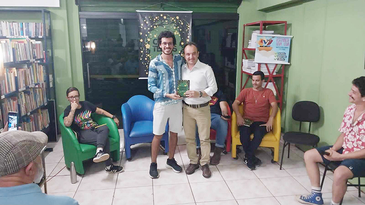 Escritor Souza entrega livro ao prefeito Pábio Mossoró
