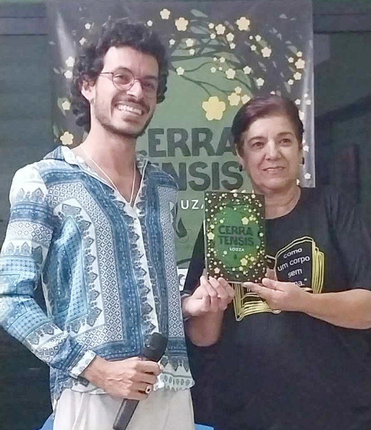 Souza e a diretora da Biblioteca Cora Coralina, Tânia