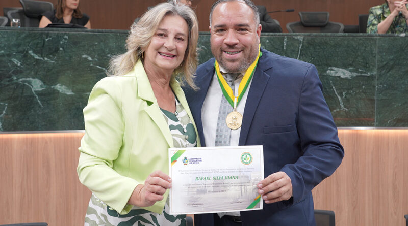Drª Zeli homenageia pioneiro valparaisnese, engenheiro ambiental, Rafael Viana