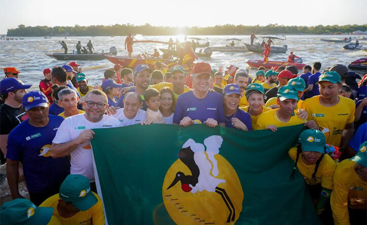 Ronaldo e Gracinha Caiado recebem atletas da 31° Caminhada Ecológica na chegada ao Rio Araguaia, em Aruanã Foto: Júnior Guimarães e Romullo Carvalho