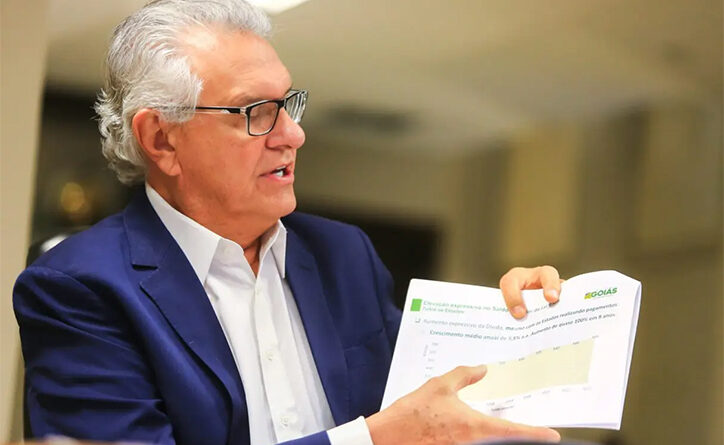 Governador Ronaldo Caiado fala à Rádio CBN sobre alternativas para conter avanço das dívidas dos estados: em oito anos, volume total dos débitos saltou de R$ 283 bilhões para R$ 584 bilhões (Fotos: Wesley Costa)