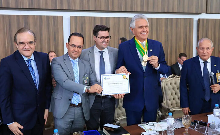 Em manhã de homenagens, governador Ronaldo Caiado ressalta compromisso com ampliação de ações sociais (Foto: Junior Guimarães)