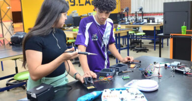 Alunos da EFG Luiz Rassi, de Aparecida de Goiânia, utilizam laboratórios da unidade para construir robô de competição (Fotos: André Bianchi)