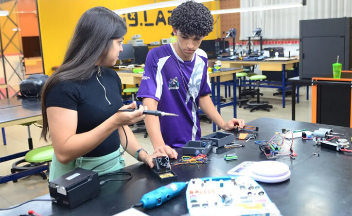 Alunos da EFG Luiz Rassi, de Aparecida de Goiânia, utilizam laboratórios da unidade para construir robô de competição (Fotos: André Bianchi)