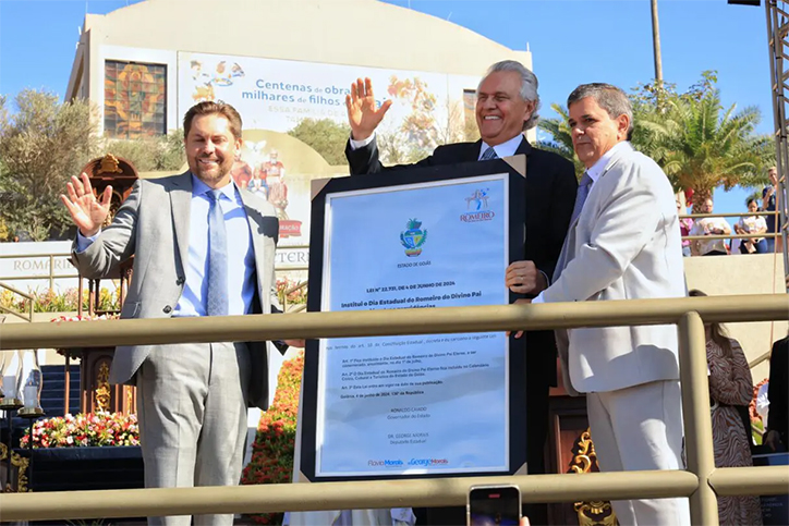 Ao fim da cerimônia, foi apresentada aos fiéis a lei sancionada recentemente por Caiado que institui o Dia Estadual do Romeiro do Divino Pai Eterno, celebrado em 1º de julho (Fotos: Walter Folador e Júnior Guimarães)