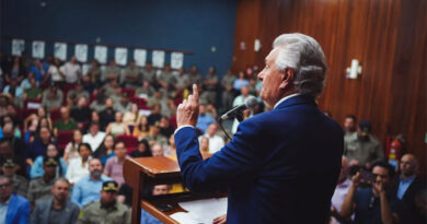 Governador Ronaldo Caiado durante evento de entrega de novas viaturas para o Comando do Policiamento Rodoviário da PMGO (Foto: Hegon Corrêa)